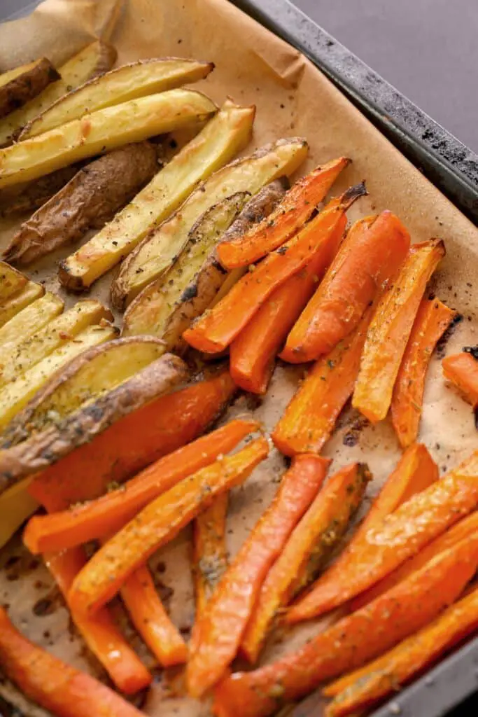 Légumes rôtis au four et sauce à l’ail confit et au parmesan